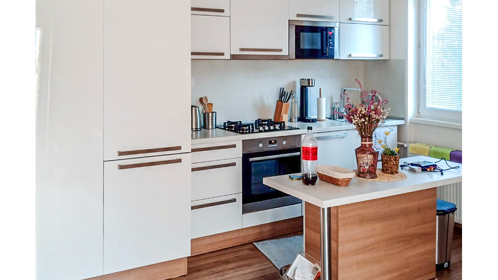 Na predaj moderný 3-izbový tehlový byt s balkónom a klimatizáciou blízko centra Komárna