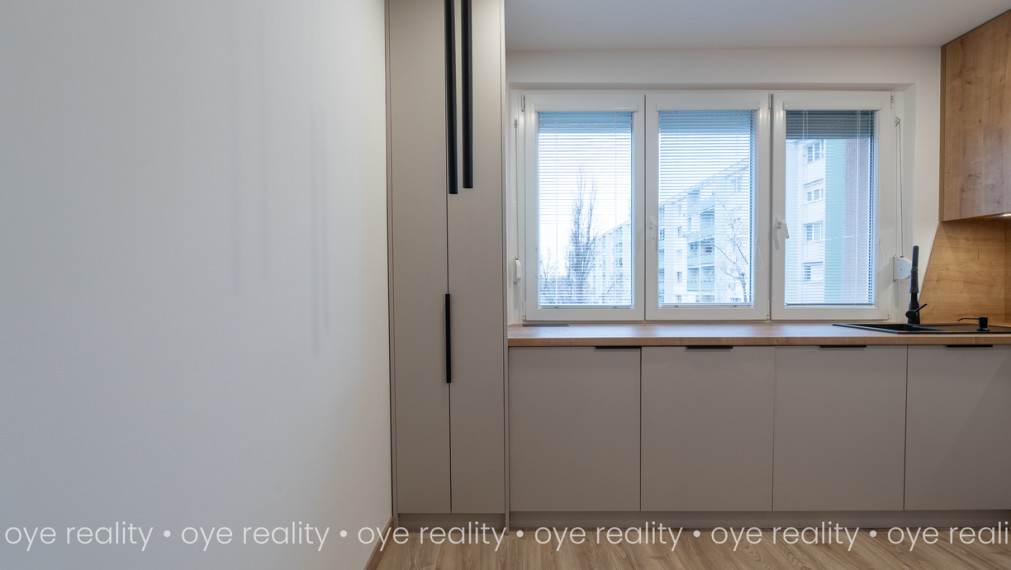 OYE Reality ponúka na predaj – Prémiovo zrekonštruovaný, slnečný 3-izbový byt s loggiou v centre diania Komárna