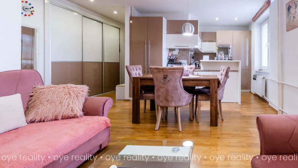   OYE Reality ponúka na predaj vkusne zariadený, moderný 2,5-izbový byt v obľúbenej lokalite Komárna!
