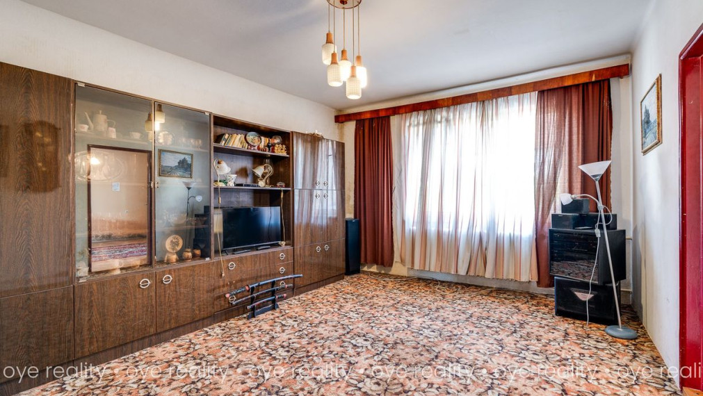  Na predaj 4-izbový rodinný dom s novšou strechou v tichej lokalite Komárna – ideálny pre rodinu či investíciu! 