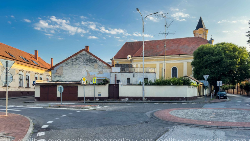 Na predaj priestranný 3-izbový tehlový rodinný dom v centre mesta Komárno