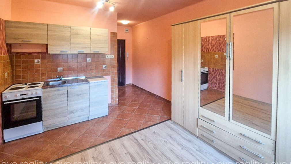 GARZÓNKA NA PREDAJ – TOP LOKALITA KOMÁRNA, 1. POSCHODIE