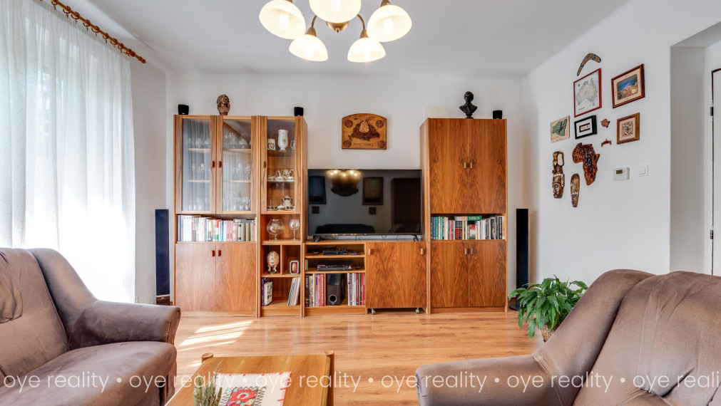 Na predaj 3-izbový svojpomocný byt s garážou, loggiou a vlastným kúrením v tichej lokalite - 77 m2