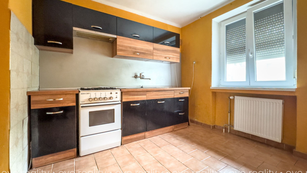 Na predaj 3-izbový tehlový byt s balkónom, vlastným kúrením a garážou – blízko Váhu aj centra