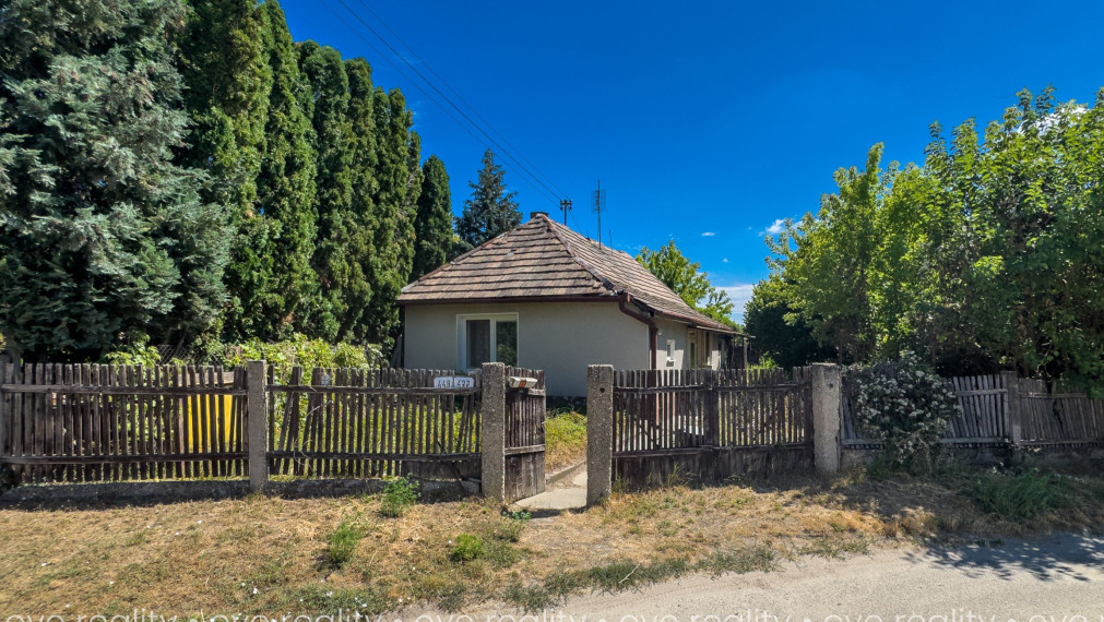 Na predaj rodinný dom na rekonštrukciu iba 400 m od Dunaja – Moča, pozemok 583 m²