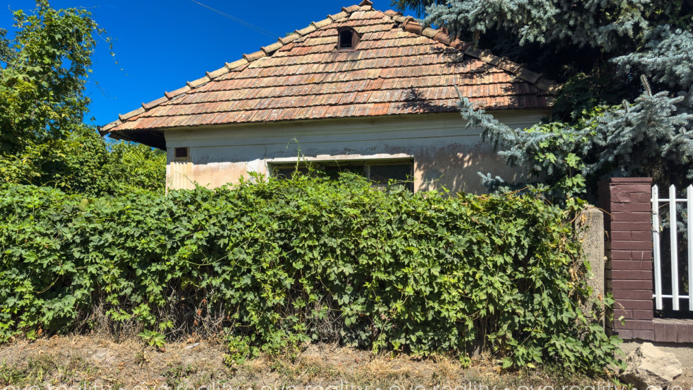 Na predaj pozemok so starým hlineným domom v Moči - 670 m2