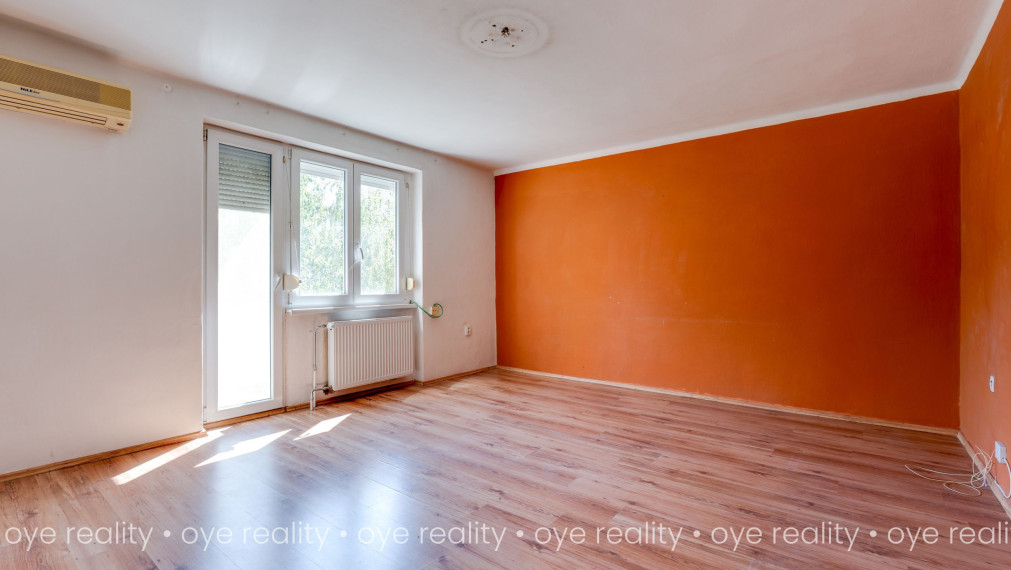 Na predaj 3-izbový tehlový byt s balkónom, vlastným kúrením a garážou – blízko Váhu aj centra