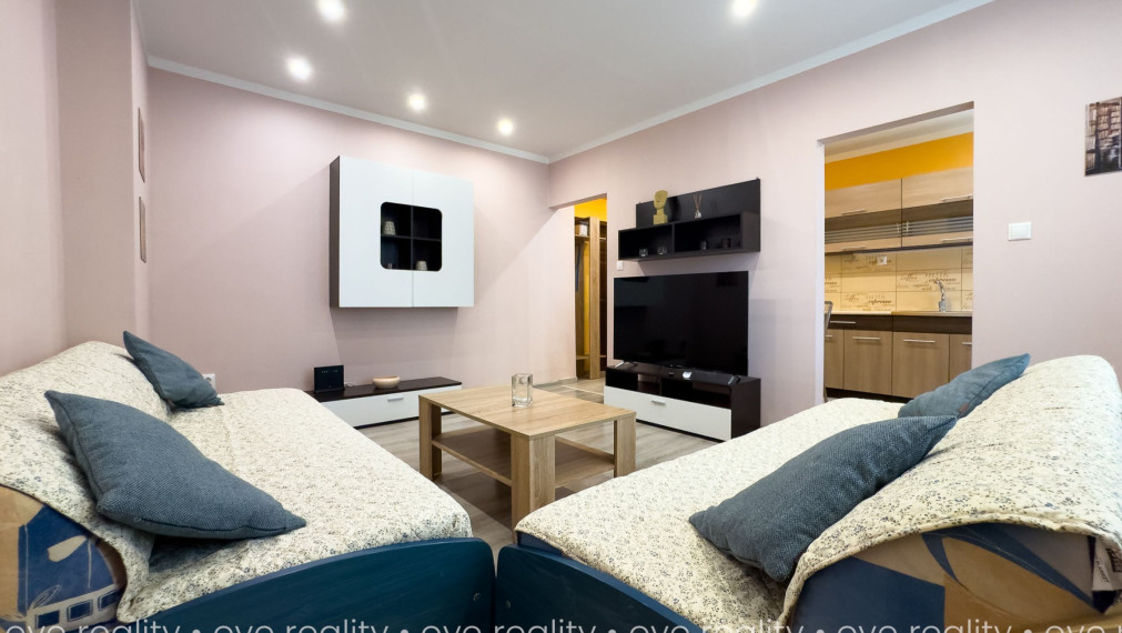 Na prenájom príjemný 2-izbový tehlový byt pri trhovisku v Komárne
