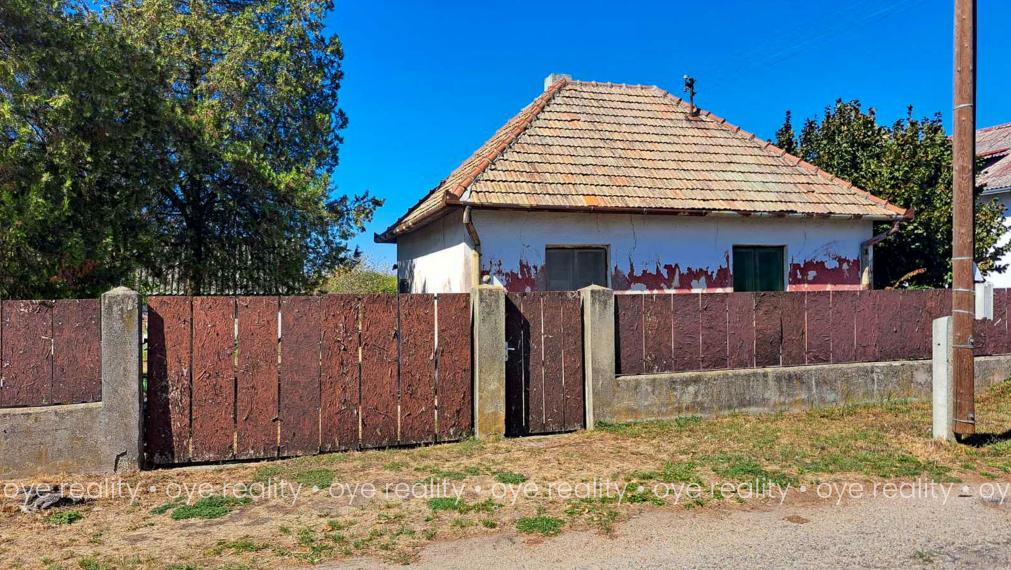 Na predaj rodinný dom na rekonštrukciu v Kravanoch nad Dunajom