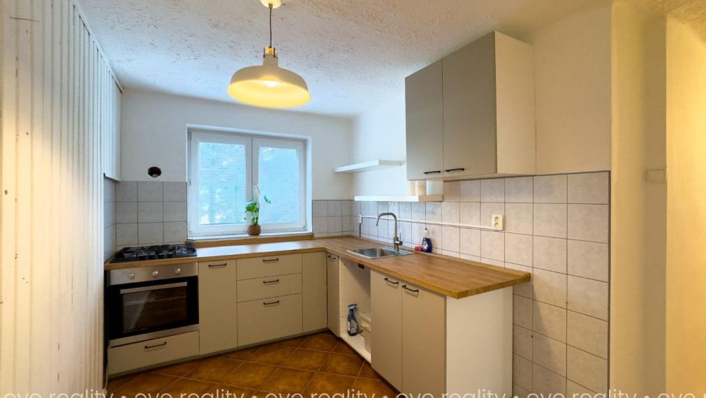 Na prenájom príjemný 2-izbový tehlový byt s vlastným kúrením v Komárne - 57 m2
