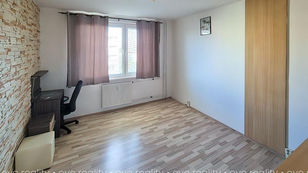 Na predaj čiastočne zariadená garzónka vo výbornej lokalite v Komárne - 20 m2