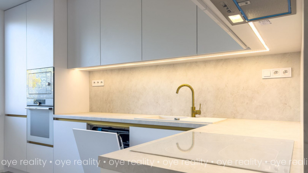 Rezervovaný! Na predaj kompletne rekonštruovaný 4-izbový byt s balkónom v obľúbenej lokalite Komárna - 82 m2
