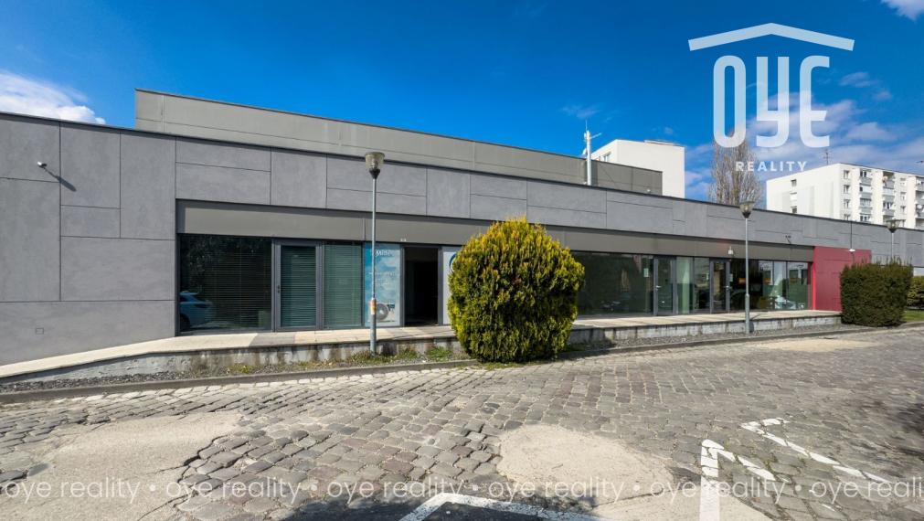 Na prenájom univerzálne priestory v modernej multifunkčnej budove v Komárne - 45 m2