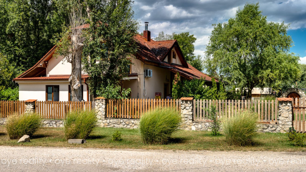 Akcia! Na predaj chata pri Váhu - Váš súkromný kúsok raja