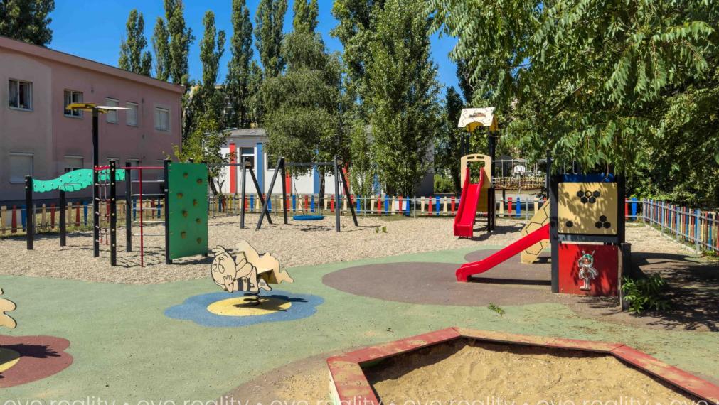 Rezervovaný!  Na predaj: Moderný a klimatizovaný 2-izbový byt v Komárne, Budovateľská ulica