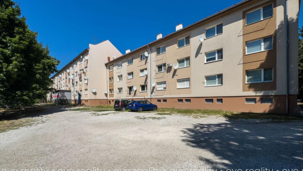 Rezervovaný!  Na predaj: Moderný a klimatizovaný 2-izbový byt v Komárne, Budovateľská ulica