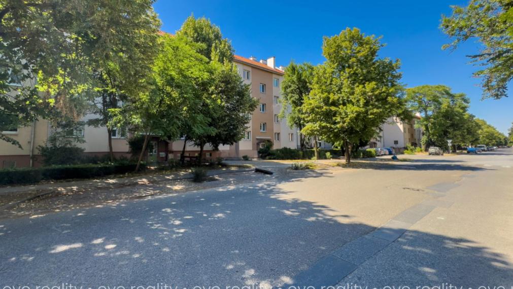 Rezervovaný!  Na predaj: Moderný a klimatizovaný 2-izbový byt v Komárne, Budovateľská ulica