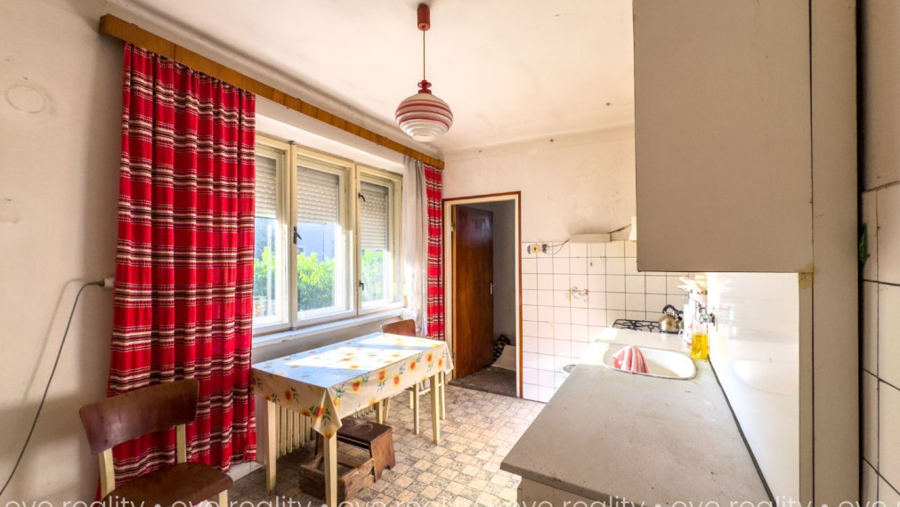 Na predaj priestranný 3-izbový tehlový rodinný dom v centre mesta Komárno