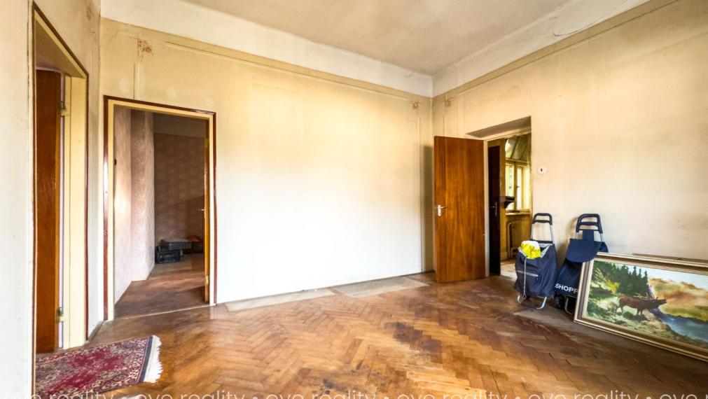 Na predaj priestranný 3-izbový tehlový rodinný dom v centre mesta Komárno