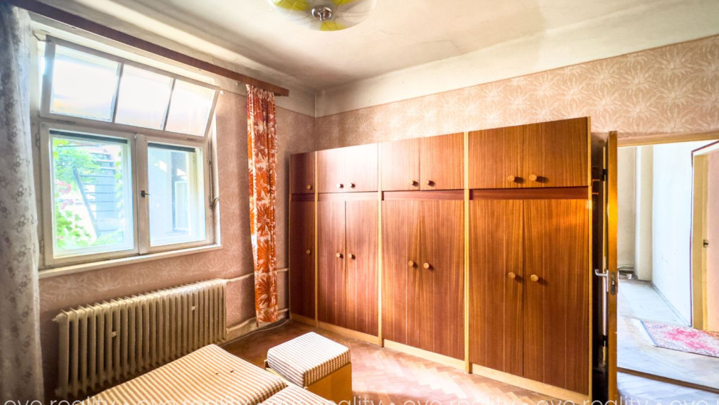 Na predaj priestranný 3-izbový tehlový rodinný dom v centre mesta Komárno