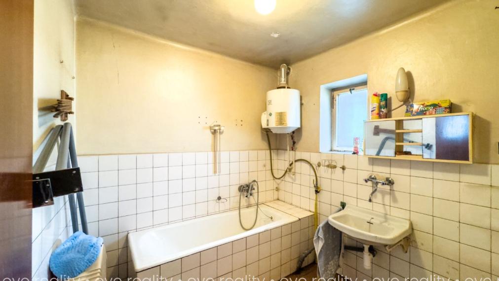 Na predaj priestranný 3-izbový tehlový rodinný dom v centre mesta Komárno