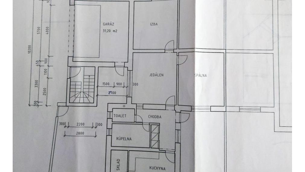 Na predaj priestranný 3-izbový tehlový rodinný dom v centre mesta Komárno