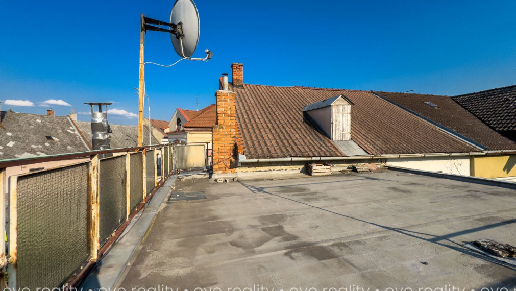 Na predaj priestranný 3-izbový tehlový rodinný dom v centre mesta Komárno