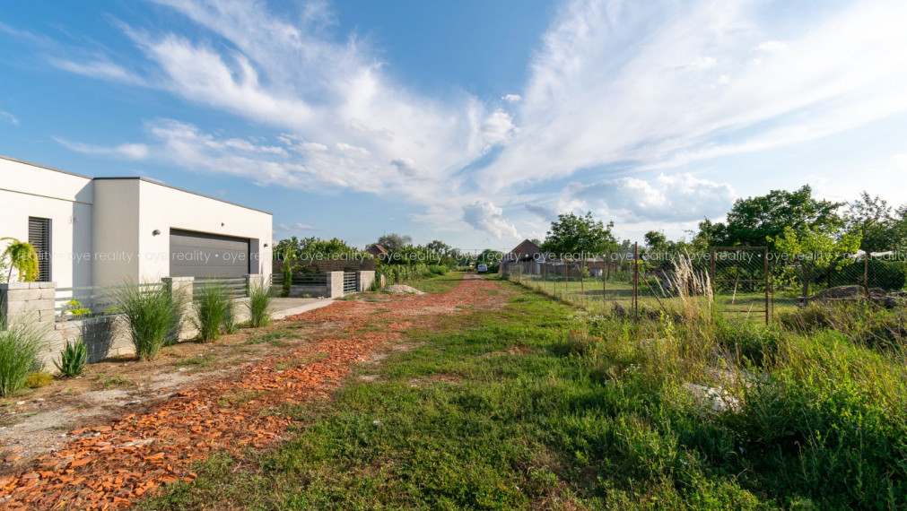Na predaj stavebný pozemok s prístupovou cestou, prípojkou elektriny a so studňou v Komárne - 608 m2