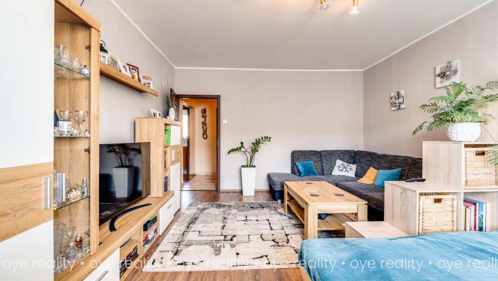 Rezervovaný! Na predaj priestranný a moderný 3 izbový byt s loggiou v Komárne - 79 m2