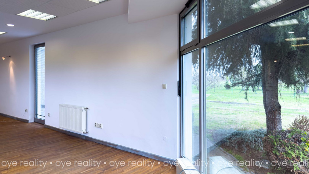 Na prenájom svetlé kancelárske priestory v príjemnom, uzavretom areáli pri Komárne