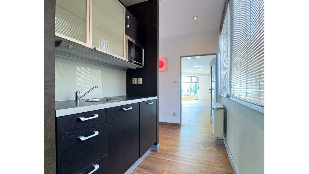 Na prenájom svetlé kancelárske priestory v príjemnom, uzavretom areáli pri Komárne