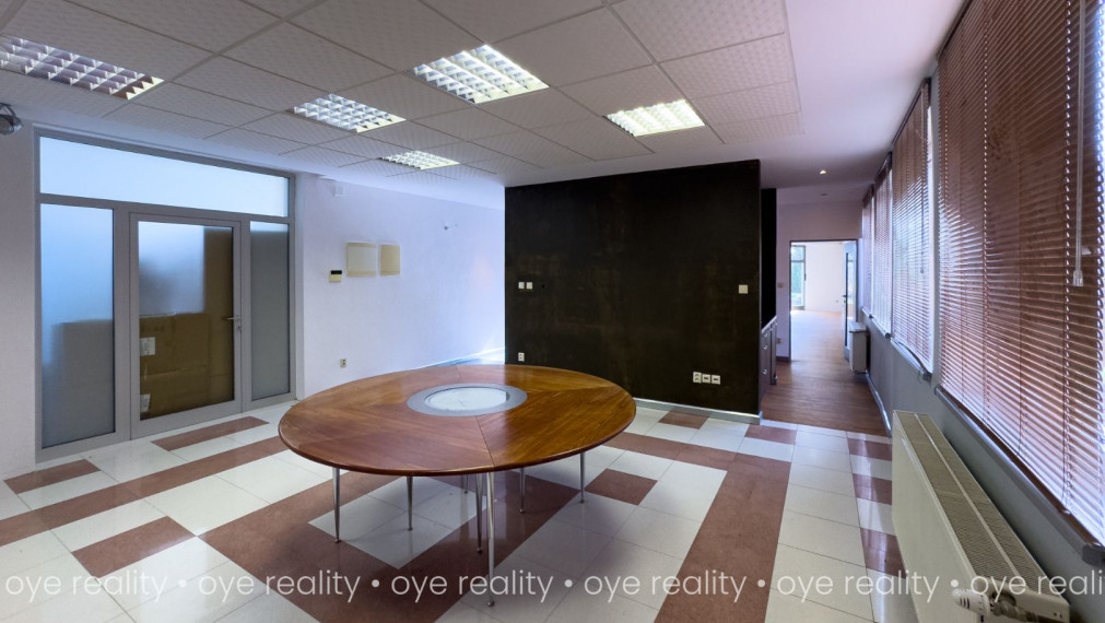 Na prenájom svetlé kancelárske priestory v príjemnom, uzavretom areáli pri Komárne