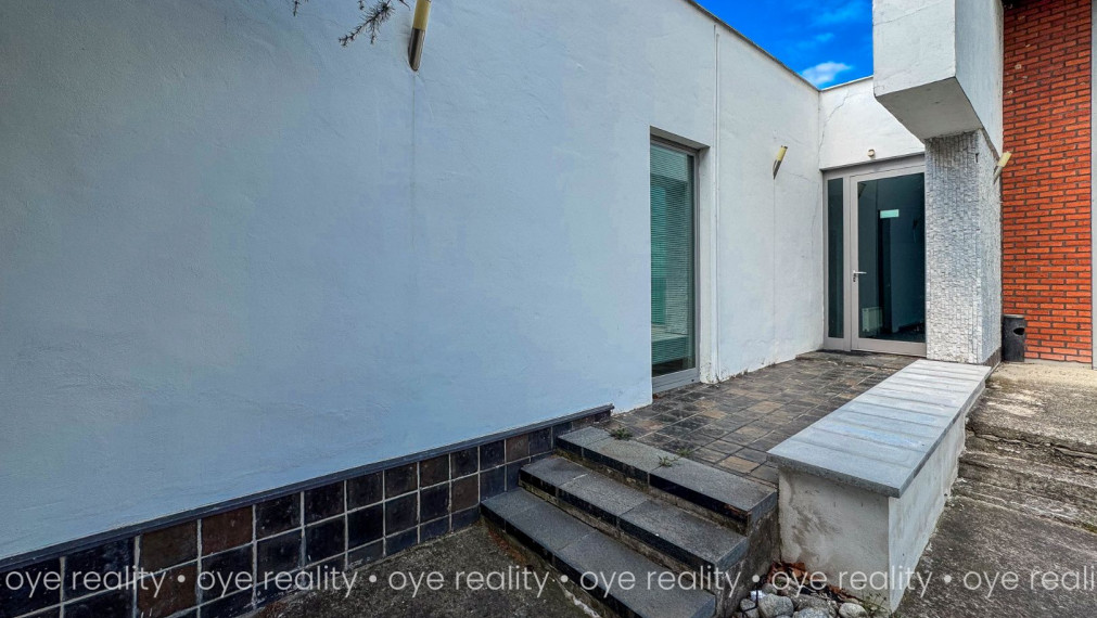 Na prenájom svetlé kancelárske priestory v príjemnom, uzavretom areáli pri Komárne