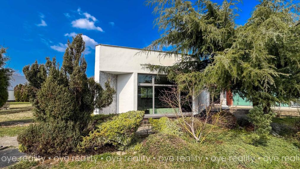 Na prenájom svetlé kancelárske priestory v príjemnom, uzavretom areáli pri Komárne