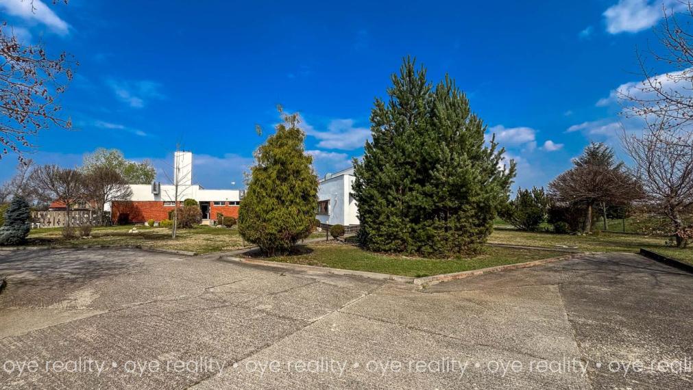 Na prenájom svetlé kancelárske priestory v príjemnom, uzavretom areáli pri Komárne