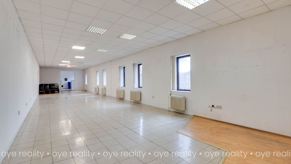 Na prenájom priemyselný areál s administratívnou budovou a montážnymi halami v Komárne - 5 800 m2