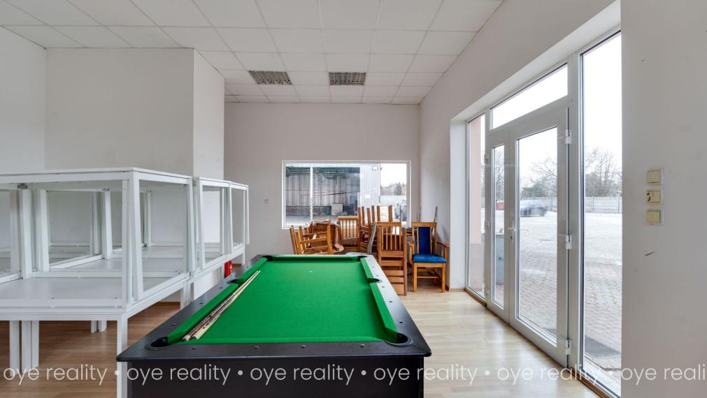 Na prenájom priemyselný areál s administratívnou budovou a montážnymi halami v Komárne - 5 800 m2