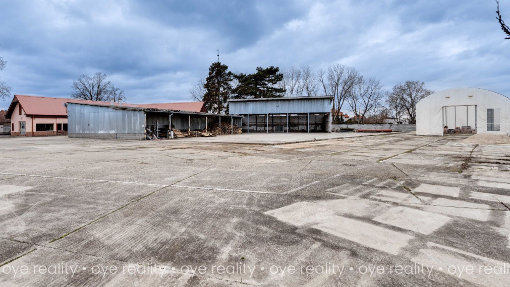 Na prenájom priemyselný areál s administratívnou budovou a montážnymi halami v Komárne - 5 800 m2