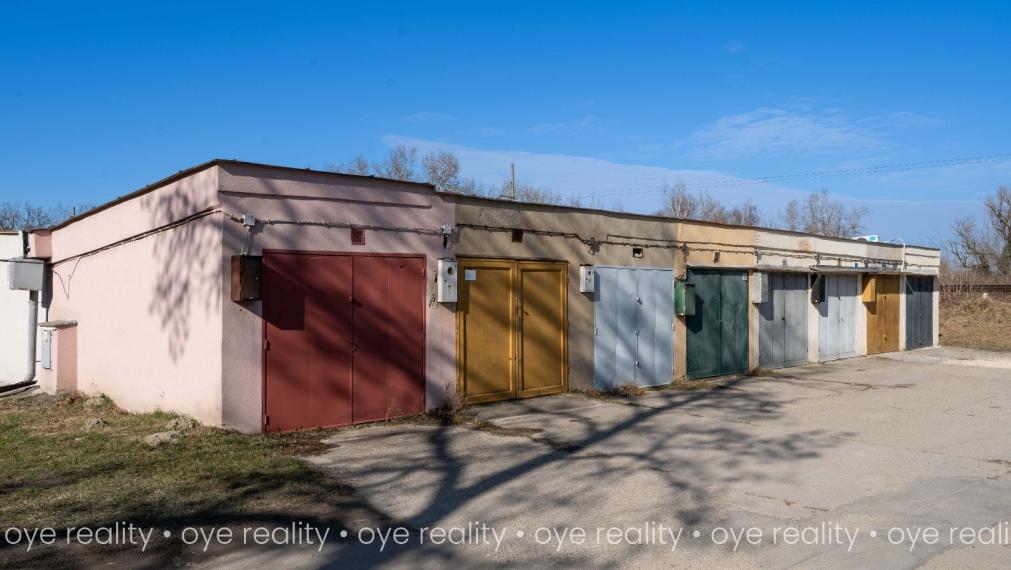 Na predaj garáž s novou strechou na ul. Odborárov v Komárne - 19 m2