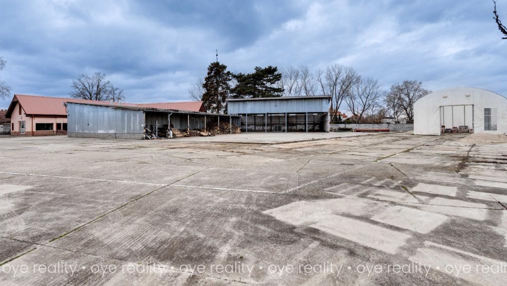 Na predaj priemyselný areál s administratívnou budovou, montážnymi halami a skladovým priestorom v Komárne - 5 800 m2