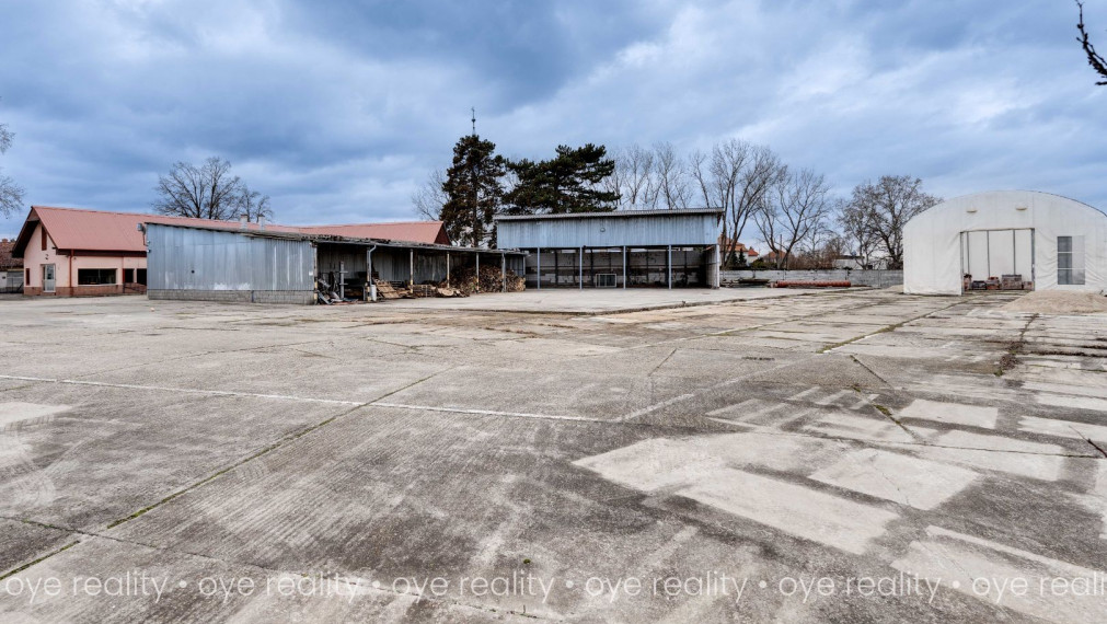 Na predaj priemyselný areál s administratívnou budovou, montážnymi halami a skladovým priestorom v Komárne - 5 800 m2