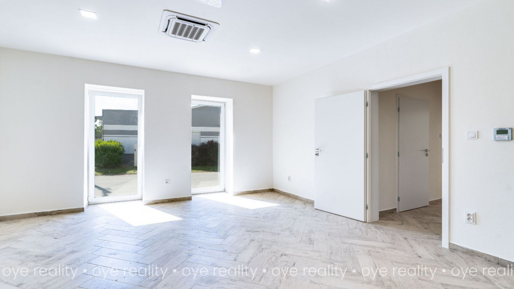 Na predaj lukratívna, kompletne rekonštruovaná administratívno-obchodná budova v Komárne