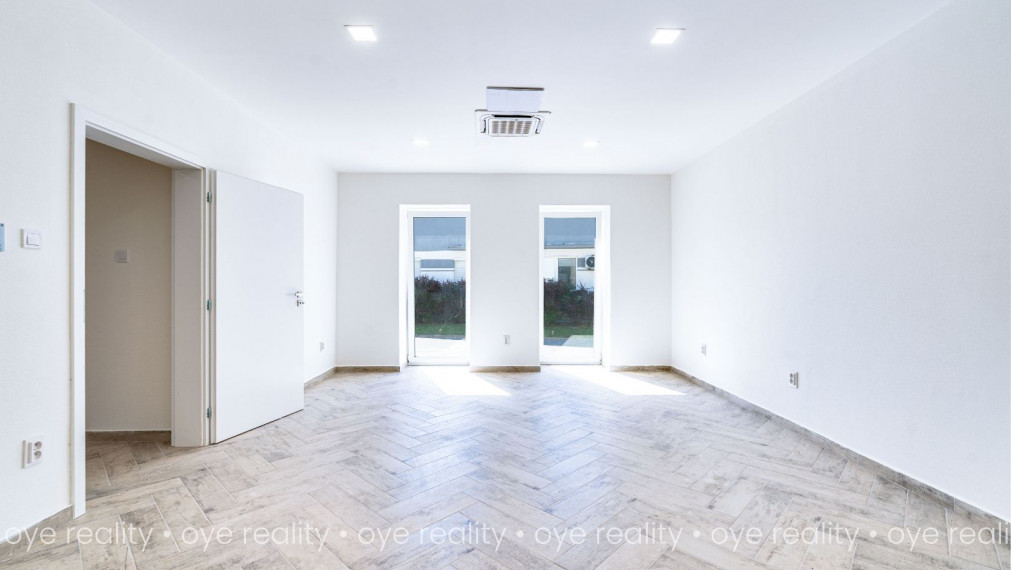 Na predaj lukratívna, kompletne rekonštruovaná administratívno-obchodná budova v Komárne