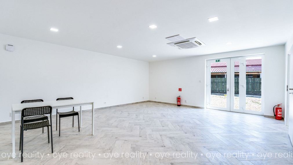 Na predaj lukratívna, kompletne rekonštruovaná administratívno-obchodná budova v Komárne