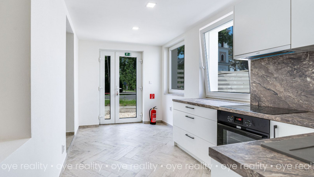 Na predaj lukratívna, kompletne rekonštruovaná administratívno-obchodná budova v Komárne