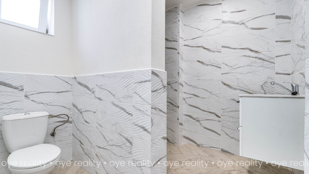 Na predaj lukratívna, kompletne rekonštruovaná administratívno-obchodná budova v Komárne