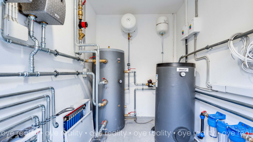 Na predaj lukratívna, kompletne rekonštruovaná administratívno-obchodná budova v Komárne