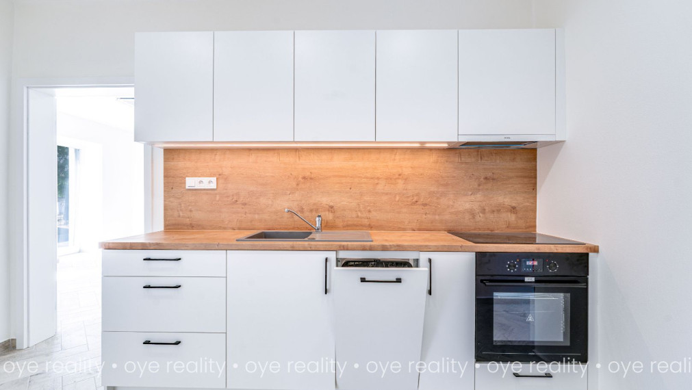 Na predaj lukratívna, kompletne rekonštruovaná administratívno-obchodná budova v Komárne