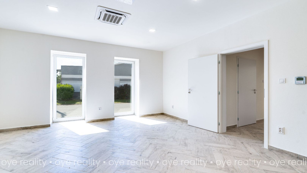 Na predaj lukratívna, kompletne rekonštruovaná administratívno-obchodná budova v Komárne