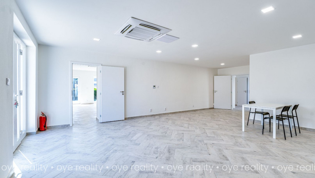 Na predaj lukratívna, kompletne rekonštruovaná administratívno-obchodná budova v Komárne